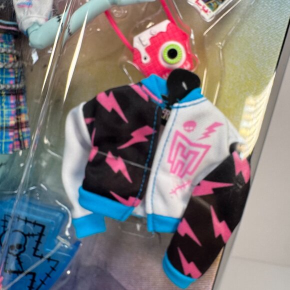 Monster High Frankie Stein Doll w/ Pet Zombie Horror Goth Punk Emo Alternative - Picture 11 of 12